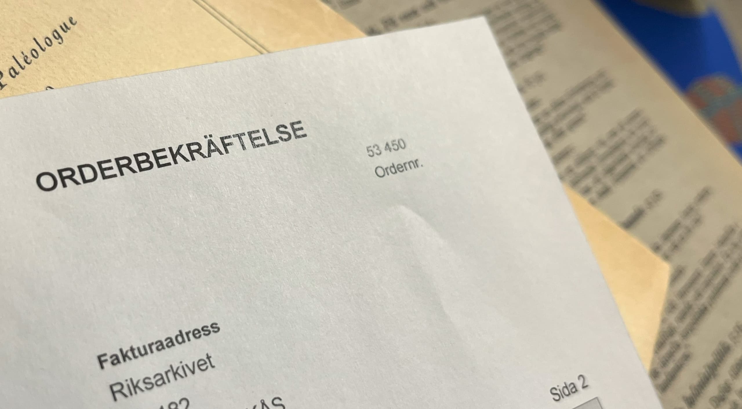 Ett papper med texten orderbekräftelse och fakturadress till Riksarkivet